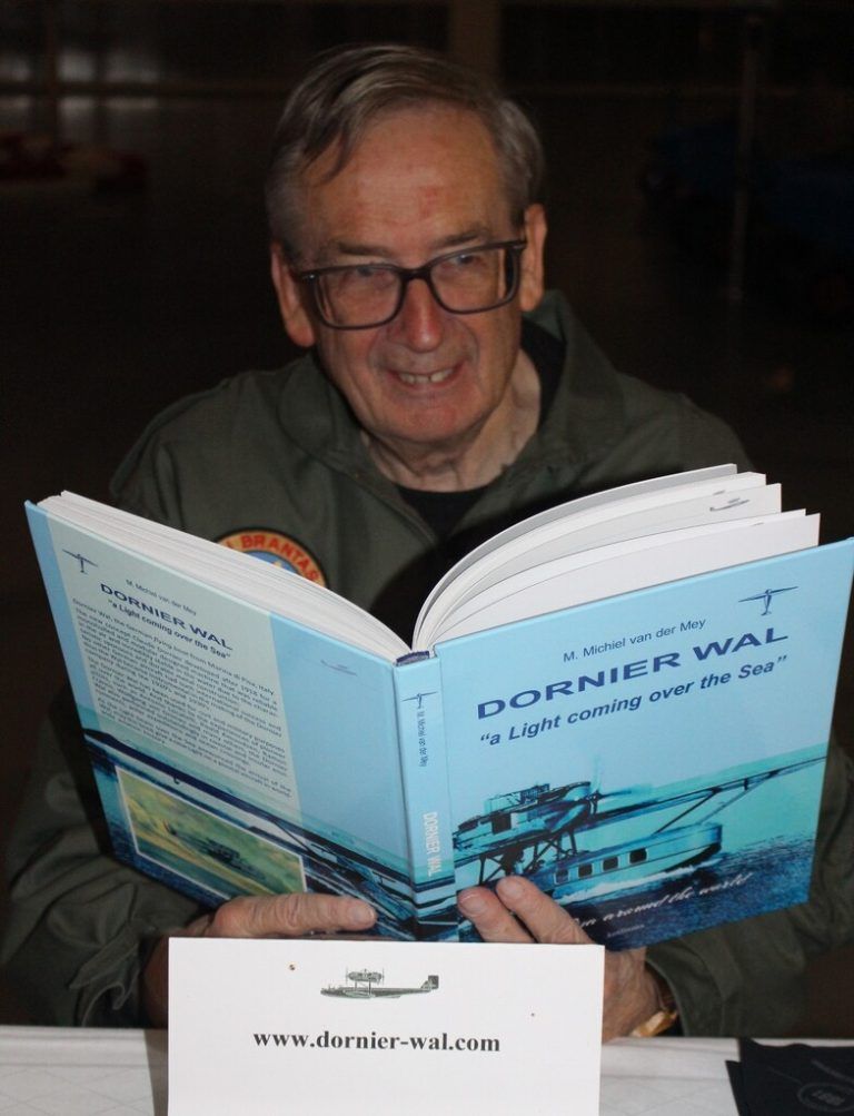 Wal-Experte van der Mey arbeitete das Flugboot in seinem Buch auf.