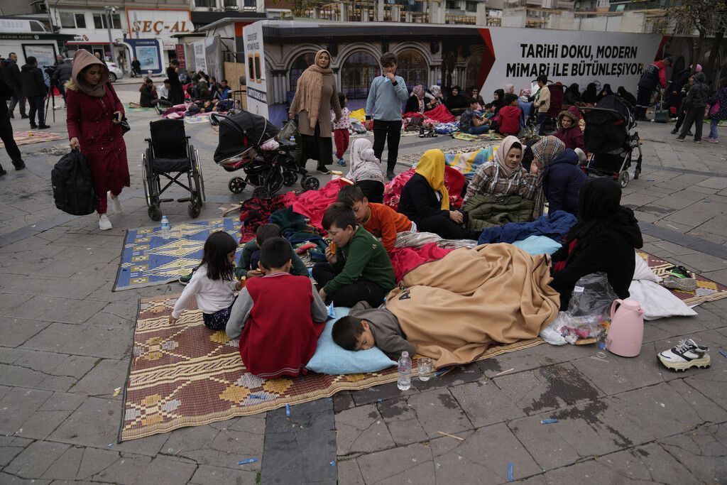 Panik und mindestens 80 Verletzte nach Erdbeben in der Westtürkei