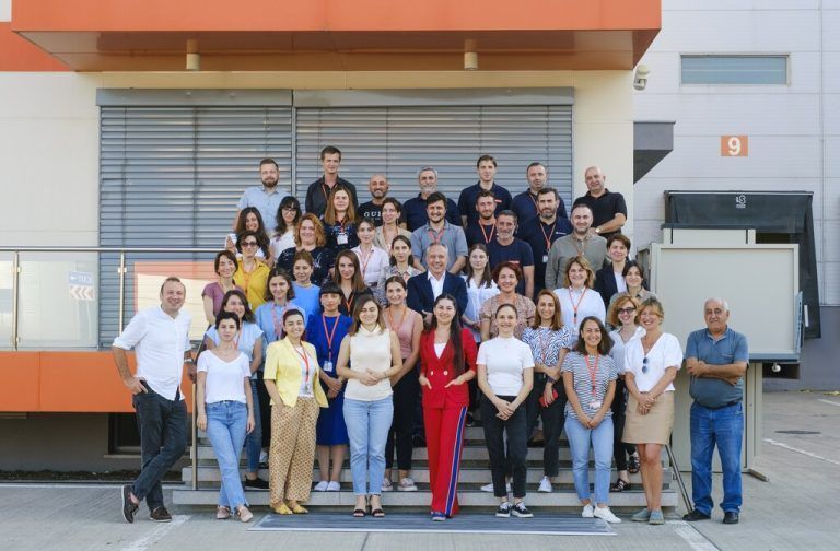 Zehn Jahre nach dem Markteintritt in Georgien zieht Gebrüder Weiss eine positive Bilanz: Der Standort in Tiflis hat sich als zentraler Hub zwischen Europa und Zentralasien nicht nur etabliert, sondern wird als Logistikdrehkreuz zunehmend wichtiger und wird nun zum zweiten Mal ausgebaut und erhält größere Umschlags- und Büroflächen. FA/Gonjilashvili