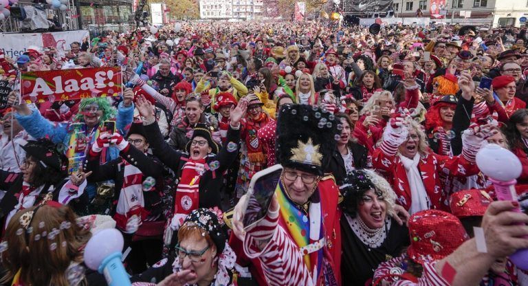 Zehntausende Kostümierte feierten in Köln beim  Karnevalsauftakt. AP