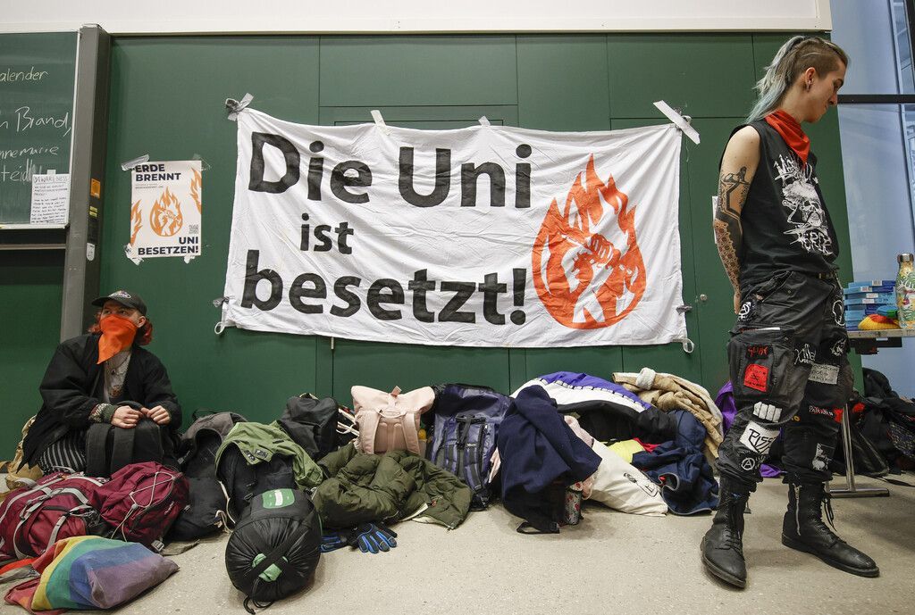 Klimaschützer besetzen Hörsaal der Uni Wien
