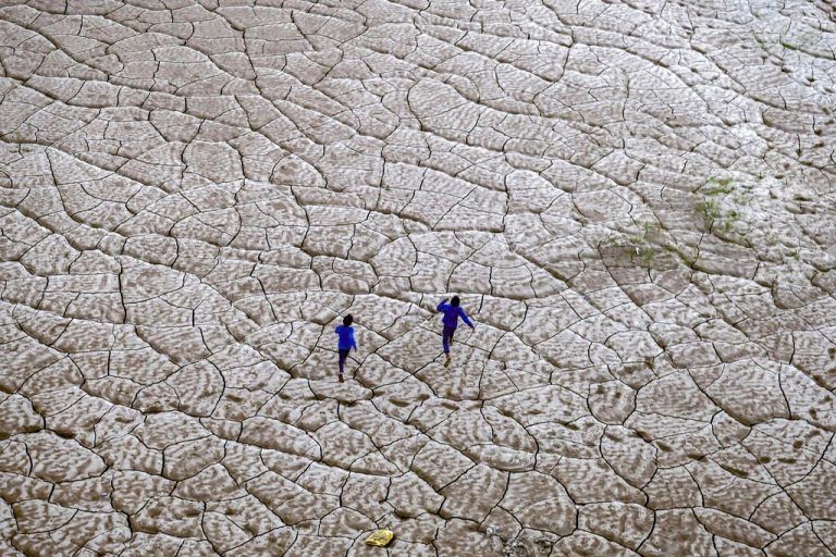 Zwei Jungen rennen entlang des völlig ausgetrockneten Flussbetts am Ufer des Ganges in Prayagraj, Indien. AFP