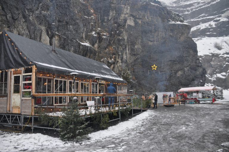 Das weihnachtlich geschmückte Feldhotel im Steinbruch Ludesch wurde am vergangenen Freitag zum Christkindlpostamt. 