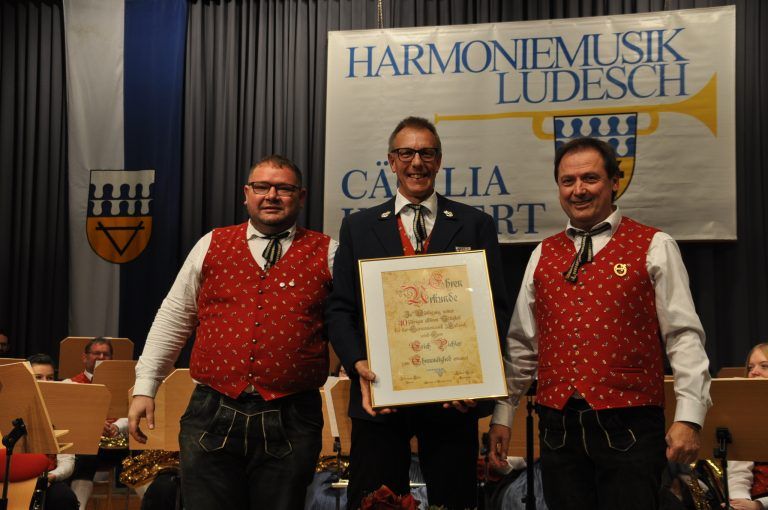 Obmann Johannes Köfler, Erich Pichler, der für 40 Jahre Blasmusik ausgezeichnet wurde, und Kapellmeister Zoltan Trizsi.