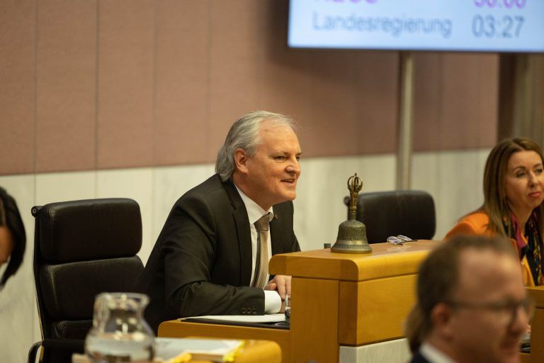 Landtagspräsident Harald Sonderegger versuchte vergeblich, die Aktivisten davon abzubringen, Reden zu halten.