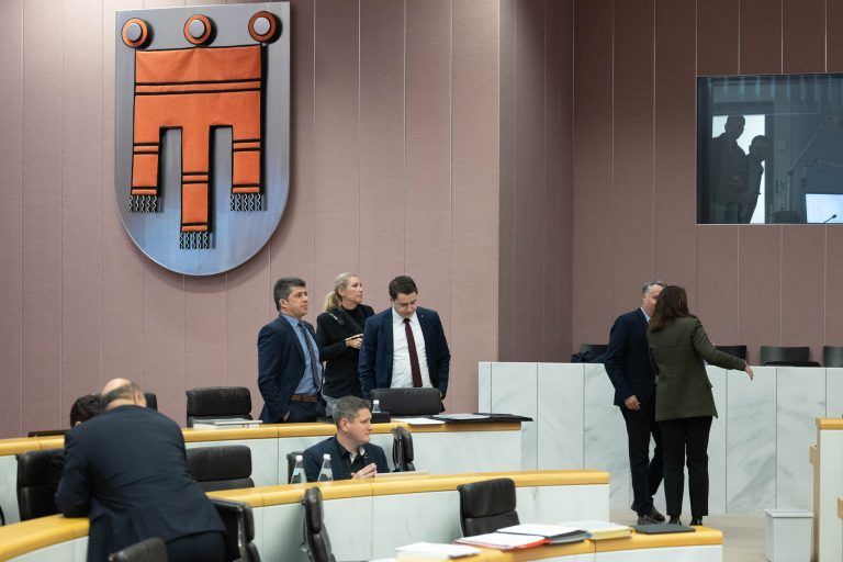 Während der Sitzungsunterbrechung kam es auch unter den Landtagsabgeordneten zu einigen Diskussionen. Man war sich nicht einig im Umgang mit den Aktionisten.