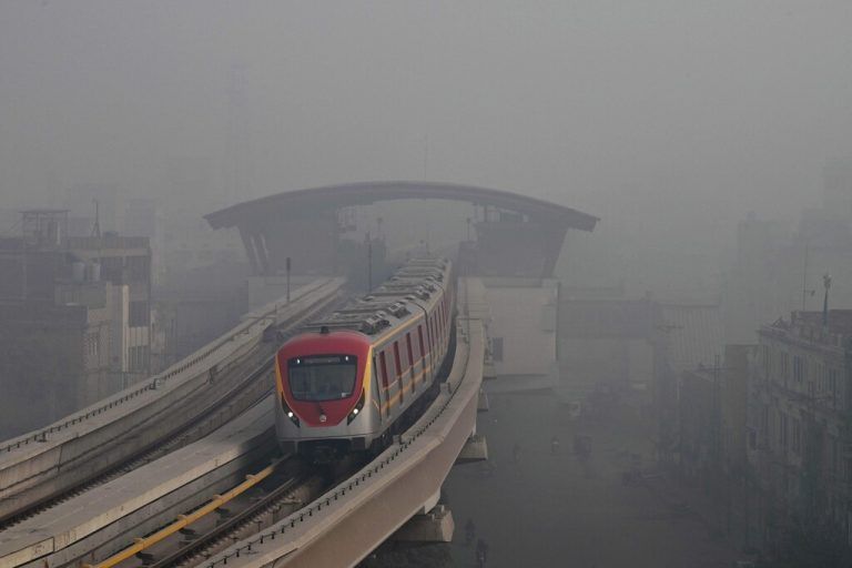 11,1 Millionen Menschen leben in Lahore in Pakistan. Seit Tagen vernebelt dichter Smog die Sicht, sogar der Flugverkehr steht teilweise still. AFP