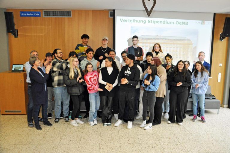 Die ganze Klasse freute sich mit Dilara über die Auszeichnung.