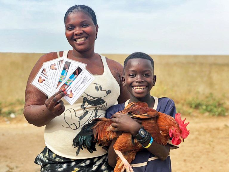 Die Familien bekommen einen Lebensmittelgutschein und ein Huhn.
