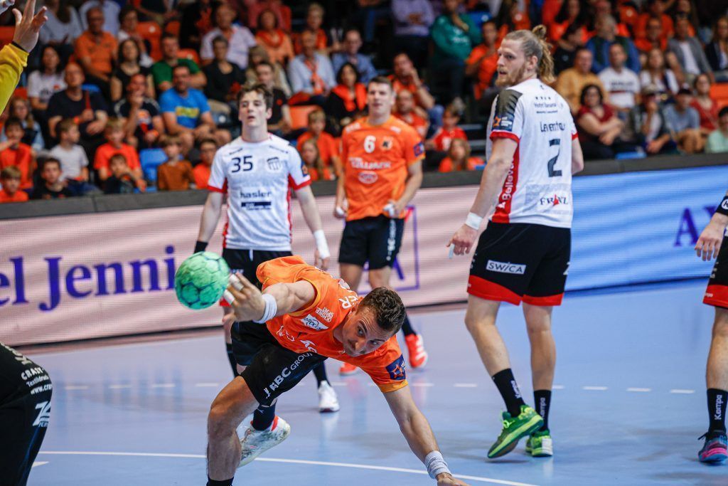 Eine Hand am Pokal