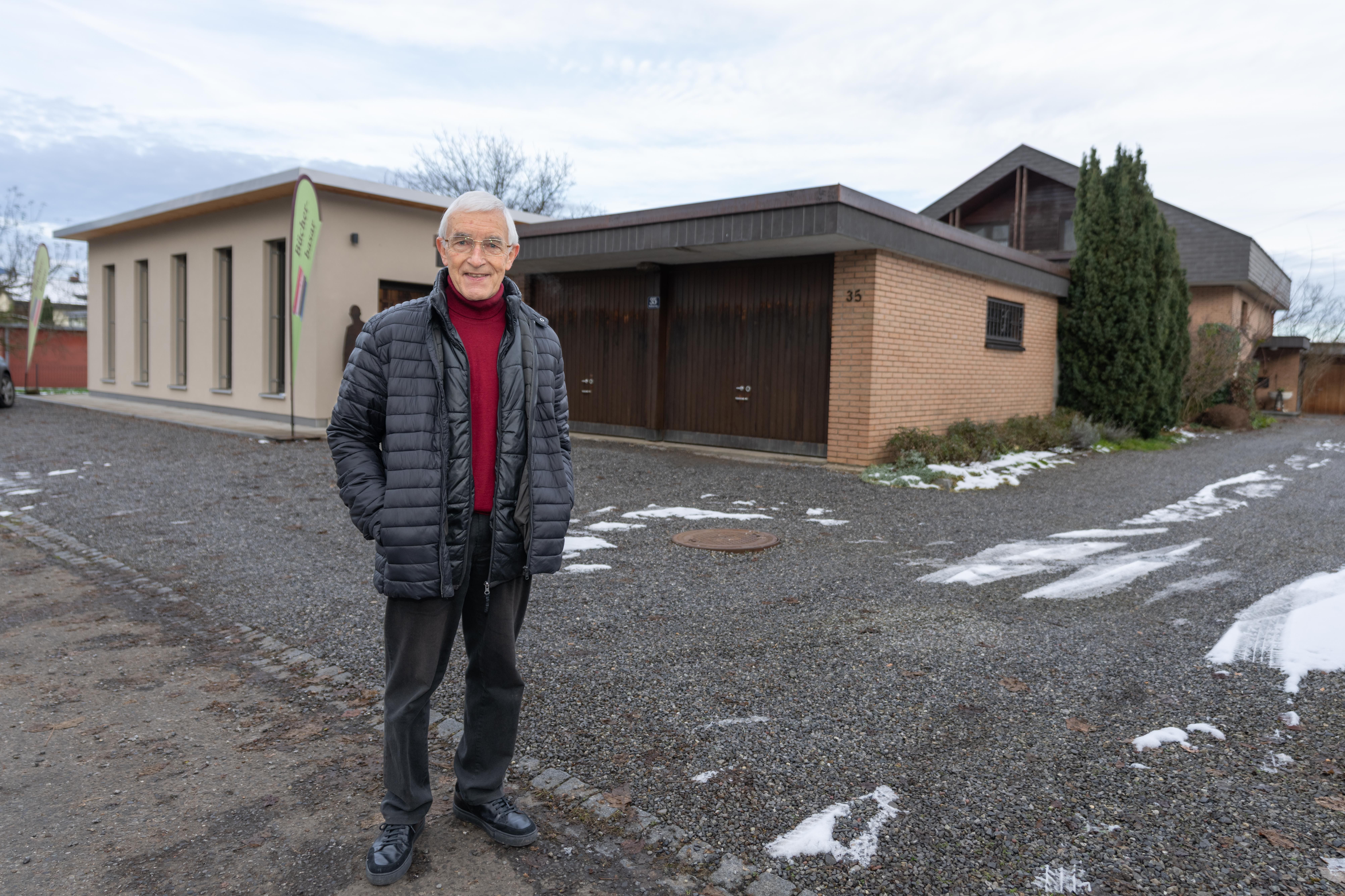 Kurt Arnoldini führt in seinem eigenen Garten eine antiquarische Buchhandlung.