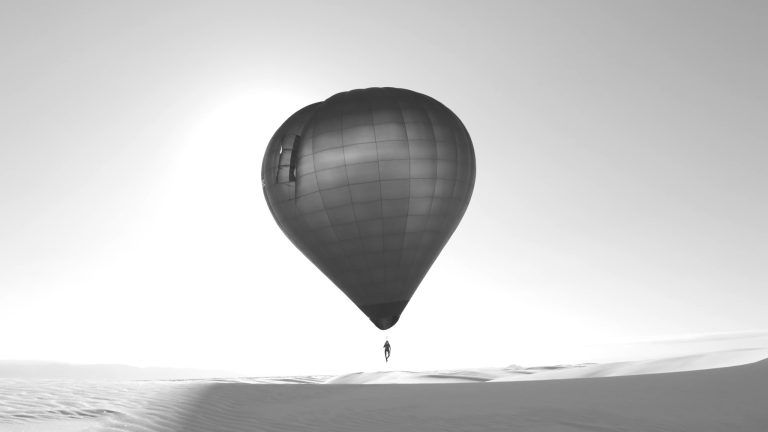 Ein Heißluftballon schwebt über der Wüste.<span class="copyright">Studio Tomás Saraceno</span>