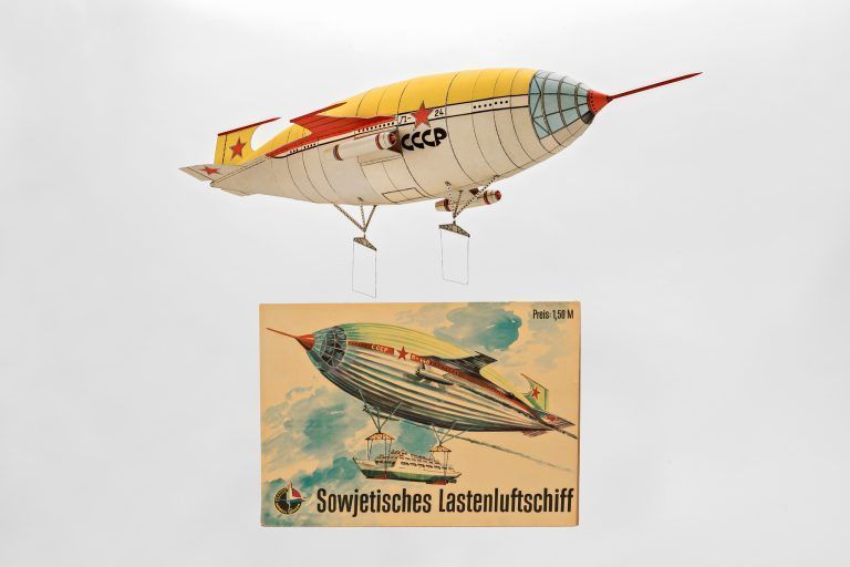 Farbiger Papier-Bastelbogen und Modellnachbau. <span class="copyright">Markus Tretter</span>