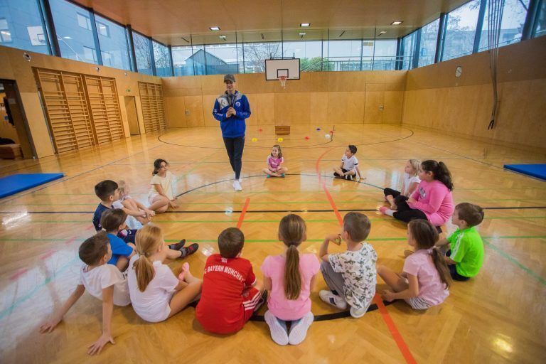 Bautista bringt den Schülern neue Spiele bei. <span class="copyright">Steurer</span>