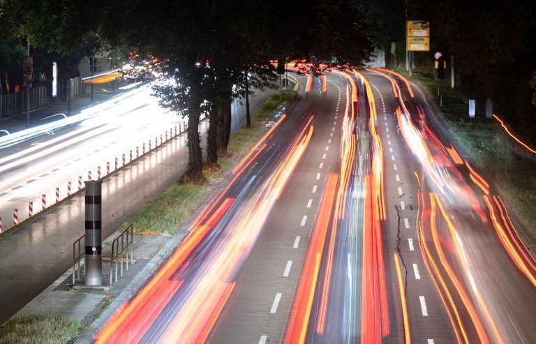 Rasen gilt in Österreich noch oftmals als Kavaliersdelikt. Härtere Strafen sollen nun helfen, Unfälle zu reduzieren. <span class="copyright">APA</span>