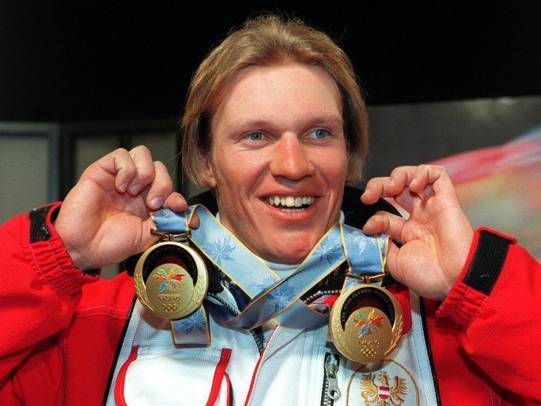 Hermann Maier 1998 in Nagano im Österreicherhaus mit seinen beiden olympischen Goldmedaillen. <span class="copyright">apa</span>