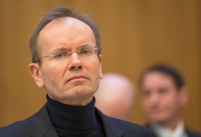 Der frühere Wirecard-Vorstandschef Markus Braun steht am zweiten Verhandlungstag an der Anklagebank im Gerichtssaal. Verhandelt wird in einem unterirdischen Sitzungssaal neben der JVA München-Stadelheim. Der Fall ist der mutmaßlich größten Betrugsfall der deutschen Nachkriegsgeschichte.<span class="copyright"> APA/dpa/Peter Kneffel</span>