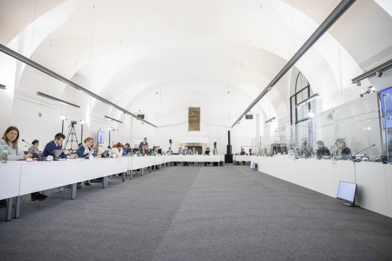 Der Saal des Ausschusses am Donnerstag, 1. Dezember 2022 anlässlich des ÖVP-Korruptions-U-Ausschusses im Camineum der Nationalbibliothek in Wien. <span class="copyright">APA/TOBIAS STEINMAURER</span>