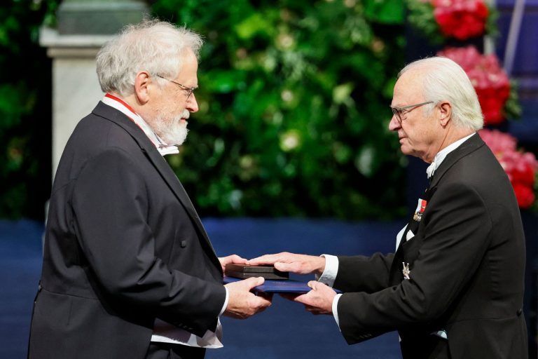 Anton Zeilinger erhielt aus den Händen des schwedischen Königs Carl XVI. Gustaf die hohe Auszeichnung.   <span class="copyright">CHRISTINE OLSSON</span>