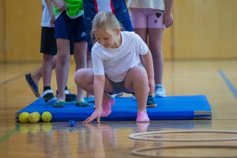 Der Turnunterricht ist sehr spielerisch gestaltet. <span class="copyright">Steurer</span>