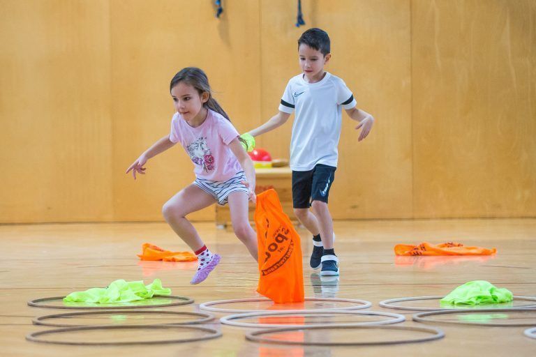 Die Kinder lernen, unter Stress ihre Koordinationsfähigkeit zu bewahren.<span class="copyright"> Steurer</span>