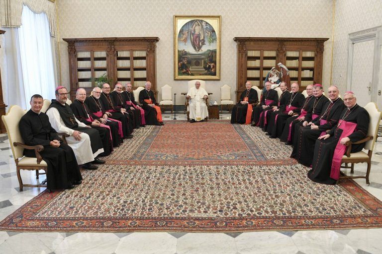 Abt Vinzenz Wohlwend und Bischof Benno (2. und 3. von links) mit den österreichischen Bischöfen beim Papst. VATIKAN