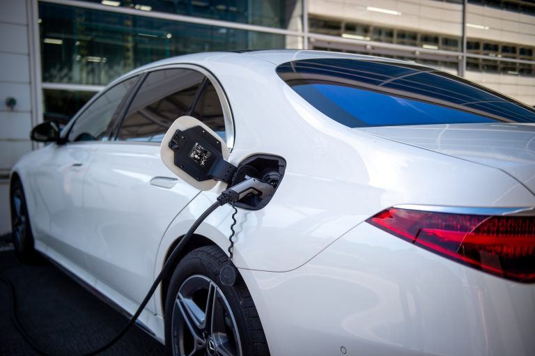 Die vierte Generation des Plug-In-Hybridsystems schafft über 100 Kilometer.