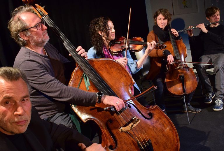 Eine fantastische Erzählung von Fjodor M. Dostojewski mit musikalischer Begleitung gibt es im Theater Kosmos zu erleben.Theater Komsos