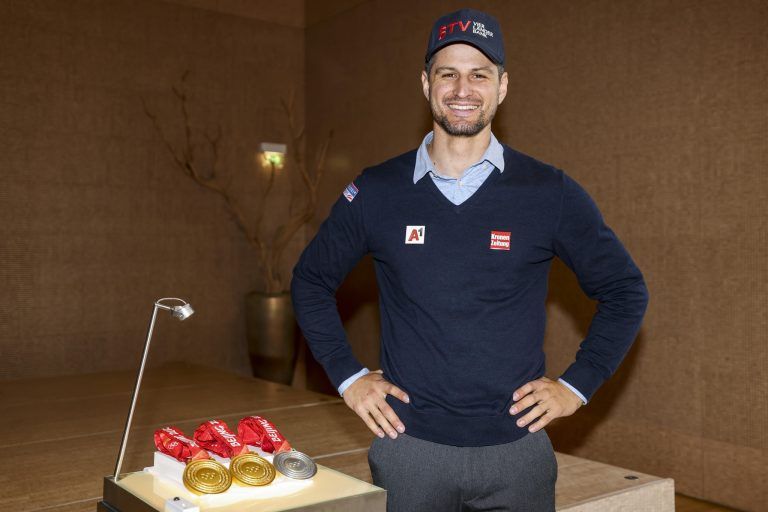 Bei der Vorstellung von Kopfsponsor BTV in Innsbruck hatte Johannes Strolz auch seine Olympiamedaillen dabei. <span class="copyright">gepa</span>