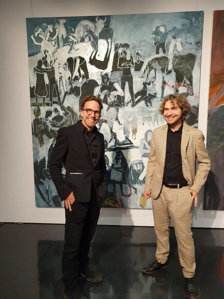 Galerist Frederik Bäumler (l.) und Lorenz Helfer (r.) vor der neuesten Arbeit.
