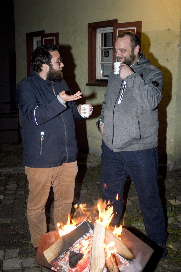 Gesprächsthema Kunst bei Max Troll und Mathias Steinlechner.
