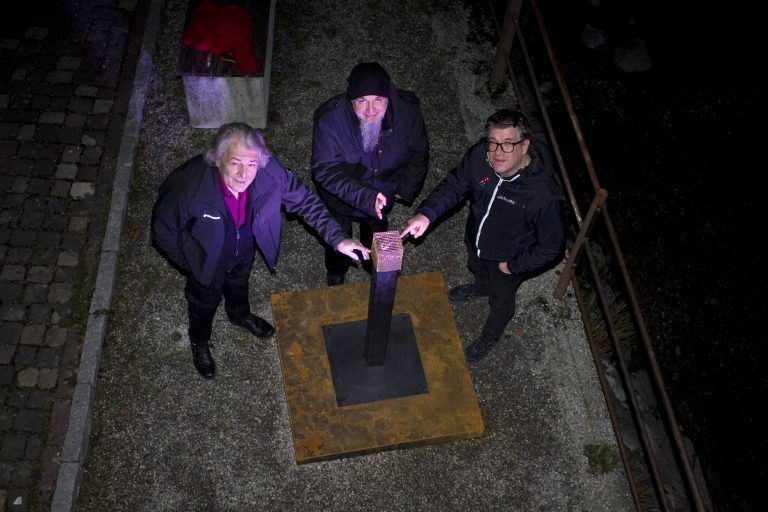 Günther Blenke (l.), Künstler Septicwag alias Jürgen Tschabrun und Dieter Heidegger bei der Enthüllung Schachbrett. <span class="copyright">Franc</span>