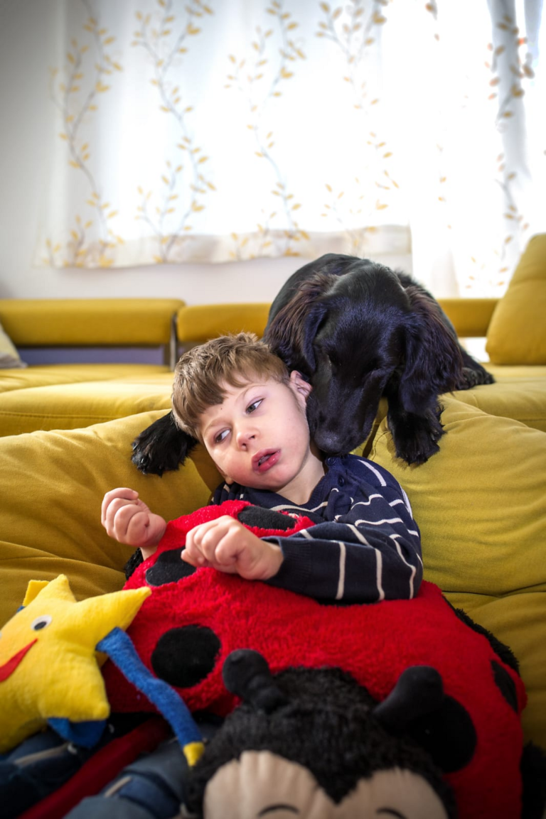 Der Familienhund leistet Vinzent gerne Gesellschaft.