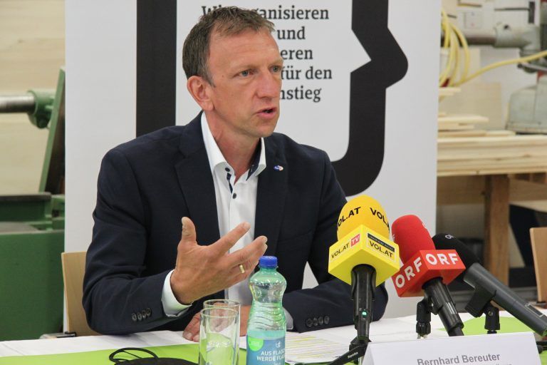 AMS-Geschäftsführer Bernhard Bereuter beschreibt einen robusten Arbeitsmarkt in Vorarlberg.