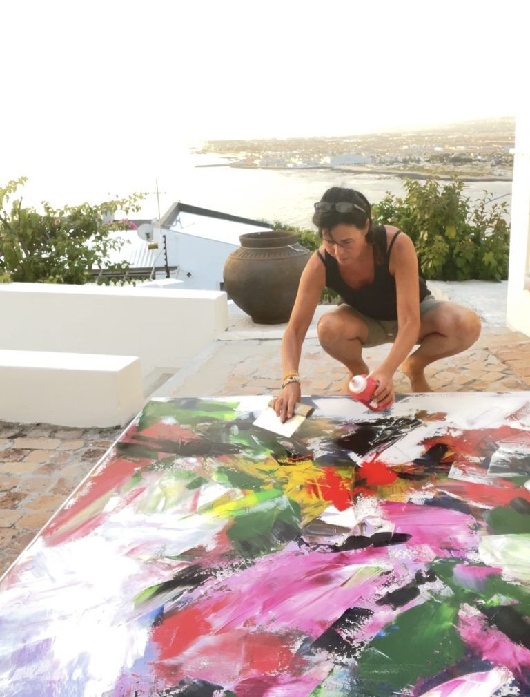 Maria Gabriel bei einer Auftragsarbeit vor Ort in Gordensbay in Südafrika.