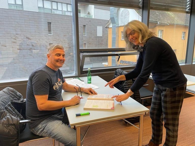 Markus Mader zog es wieder auf die Schulbank. Der Coach der Austria lernt unter der Führung von Mag. Cecile Berriet fleißig Französisch.Privat