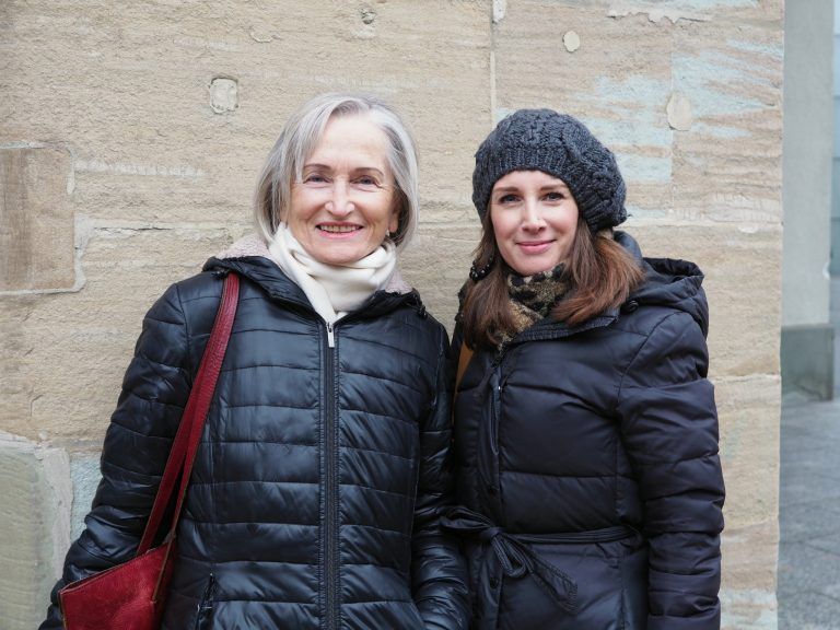 Langjährige Kunstvermittlerin Marlies Wirth mit Tochter Nicole.
