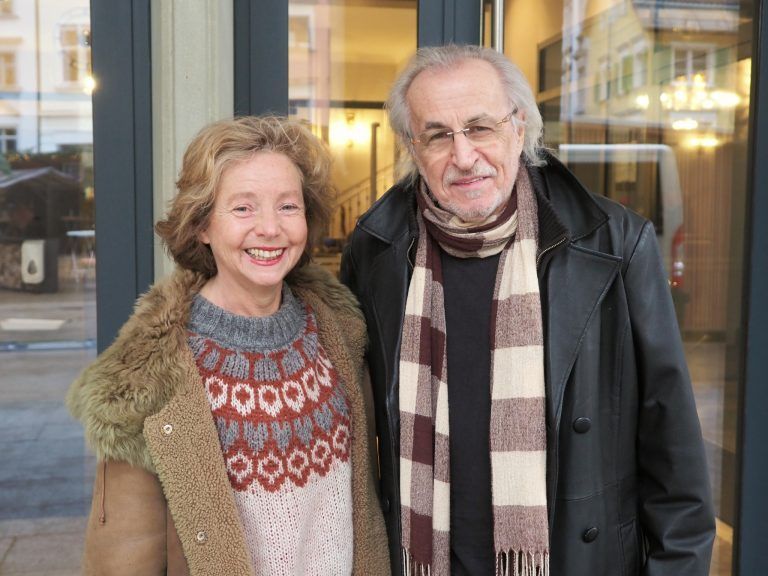 Ursula Hillbrand (Bregenzer Salon) und Musiker Martin Hämmerle.
