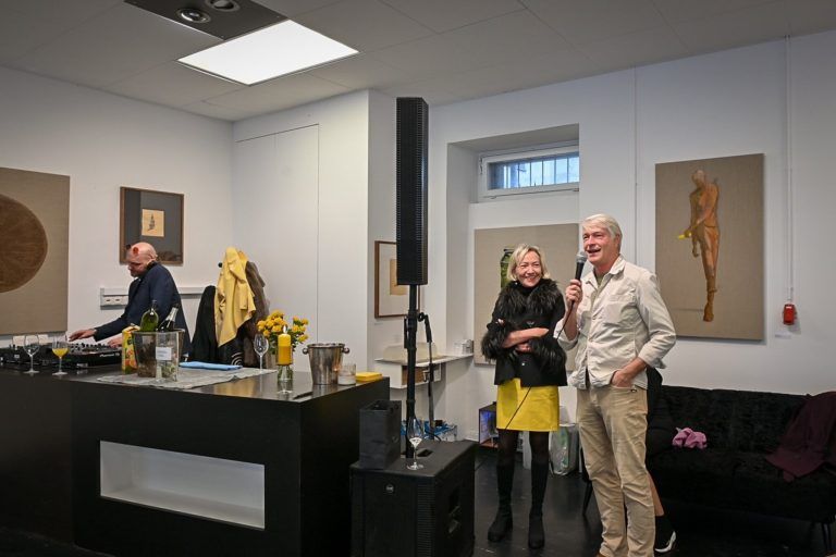 Marco Spitzar und die Galeristin bei der Ausstellungseröffnung des "Zyklus des hl. Konditors". <span class="copyright">Marco Spitzar (5)</span><span class="copyright"></span><span class="copyright"></span><span class="copyright"></span>
