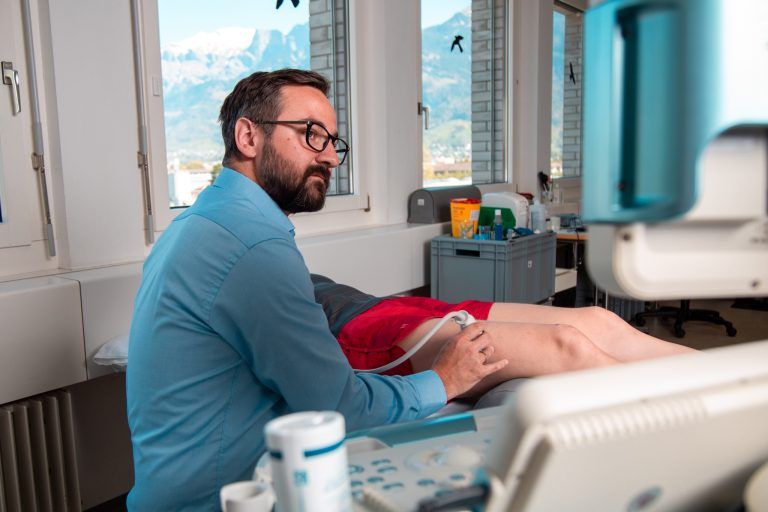 Der gebürtige Walgauer geht der Auswirkung von Kälte in einem Labor in Graubünden auf den Grund.