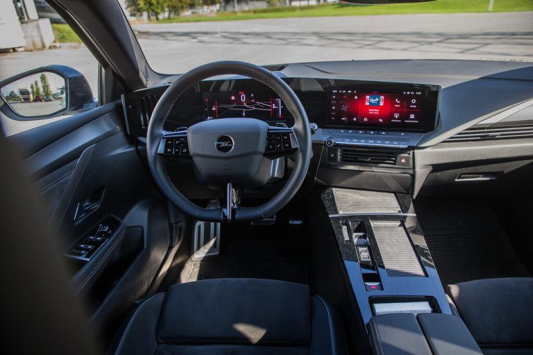 Alles drin und dran: Luftiges Interieur im modern durchgestylten Volldigital-Cockpit.