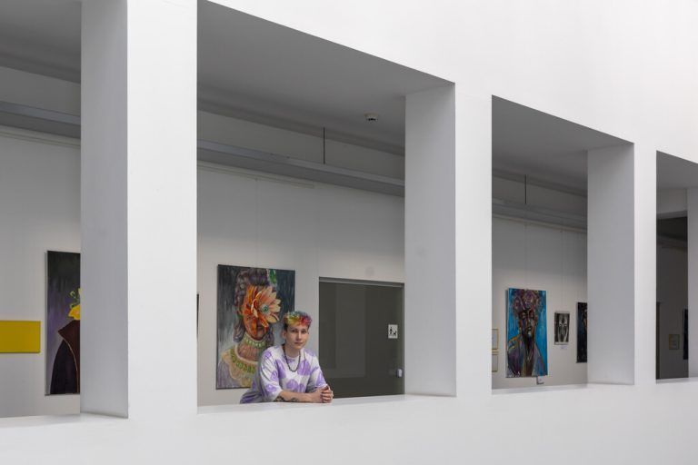Als Nachwuchskünstler freut er sich besonders, seine Bilder anderen Kunstliebhabern präsentieren zu können.