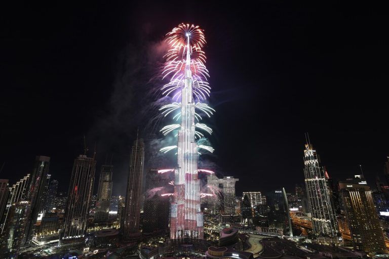An der Fassade des höchsten Wolkenkratzers der Welt, dem Burj Khalifa in Dubai, gab es Silvester 2021 eine Lasershow. Heuer soll ein Weltrekord aufgestellt werden. AP