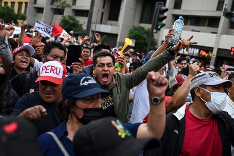 Anhänger des ehemaligen Präsidenten Pedro Castillo fordern seine Freilassung und die Schließung des peruanischen Kongresses in Lima. AFP