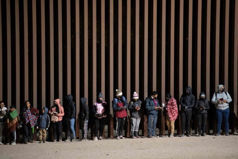 Asylsuchende stehen Schlange am Grenzzaun zwischen den USA und Mexiko in der Nähe von Somerton im US-Bundesstaat Arizona. AFP