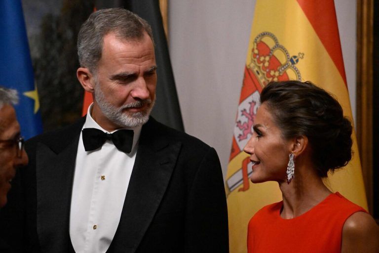 Auch in Spanien gehört die Weihnachtsansprache des Königs für viele zum festen Ritual. Die Royals verraten allerdings nie, wo und wie sie Weihnachten verbringen. Klar ist, dass Kronprinzessin Leonor, die ein Internat in Wales besucht, Ferien haben wird. Die 17-Jährige dürfte somit mit Papa Felipe VI., Mama Letizia, Schwester Sofía und der Oma Bescherung feiern können.