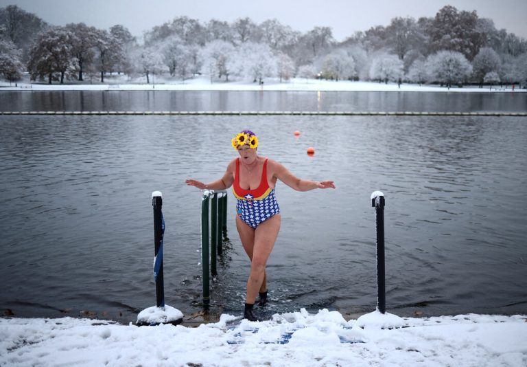 Bei eisigen Temperaturen taucht eine Schwimmerin ihre Füße in den Serpentine Lake in London, Großbritannien. Reuters