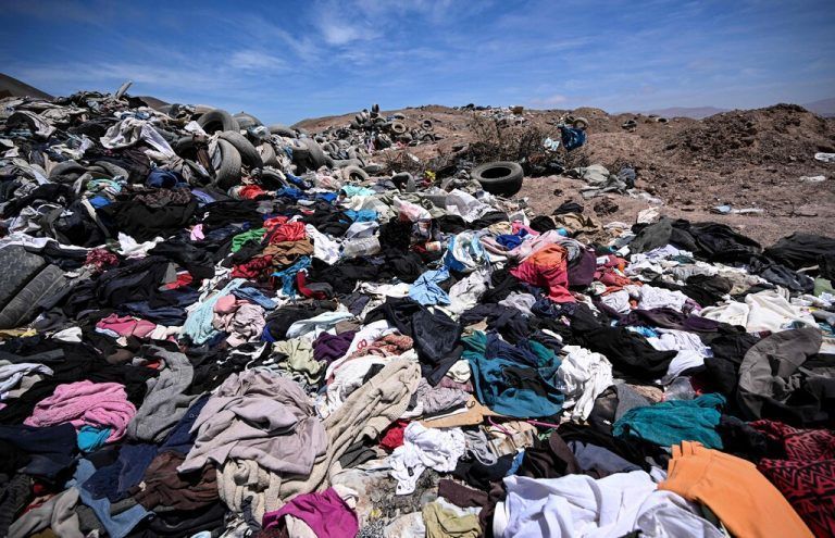 Berge von Altkleidern, Reifen und Schrottautos verseuchen weite Teile der Atacama-Wüste.