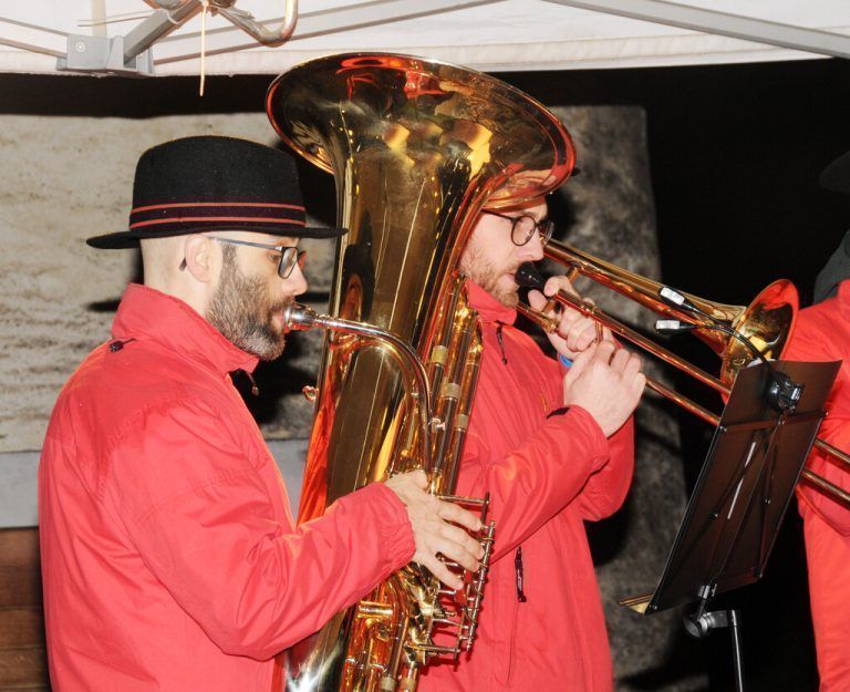 Bläserabordnung der Bürgermusik Hard sorgte vor dem Schlössle für willkommene weihnachtliche Stimmung. AJK