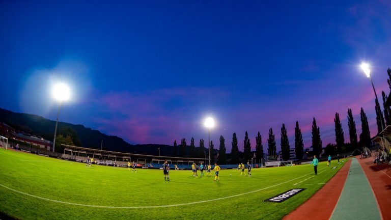 <p>Neben Zweitligaspielen von SW Bregenz wird ab Frühjahr 2024 auch für Bundesligaspiele von Austria Lustenau im ImmoAgentur-Stadion das Flutlicht angehen.<span class="copyright">gepa</span></p>